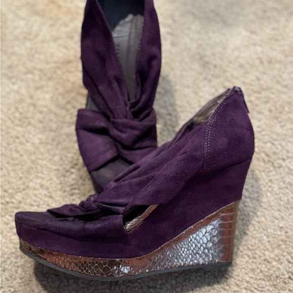 Purple and gold madden girl wedges. Very comfortable. Zipper in the back - Picture 3 of 3